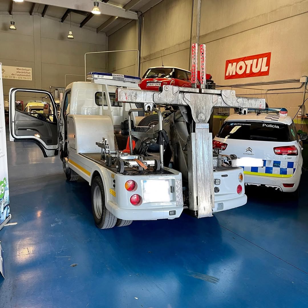 Vehículo de trabajo en el taller Segimon Automoció