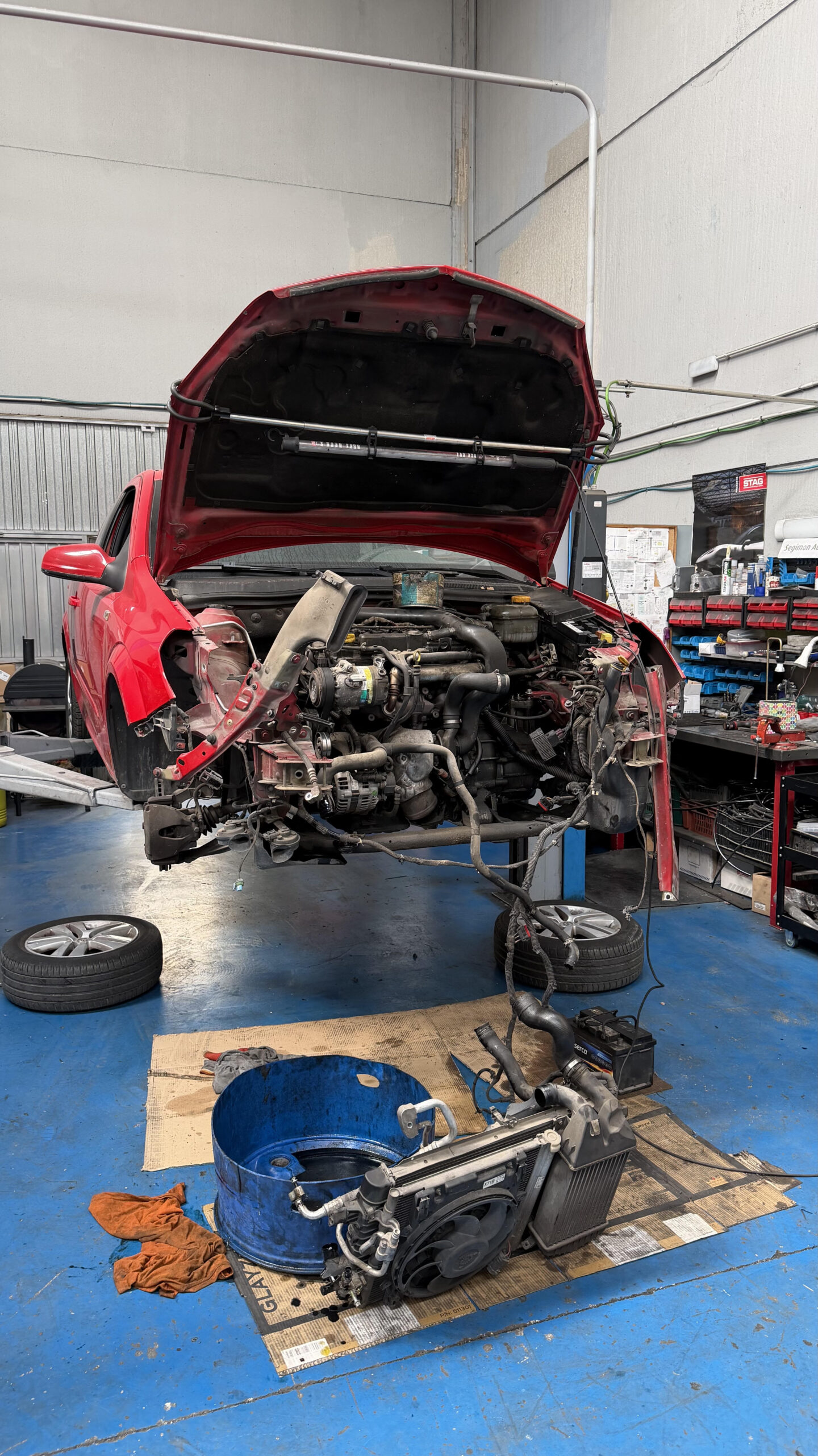 Montaje de motor en taller del Vallès Oriental - Segimón Automoció